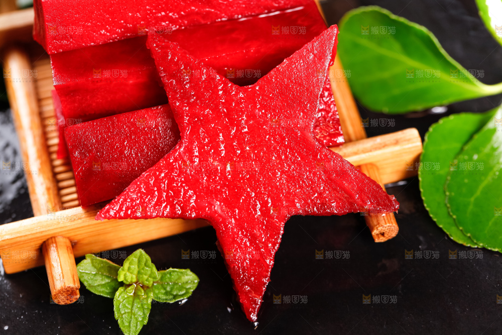 竹垫上放着切丁的甜菜根