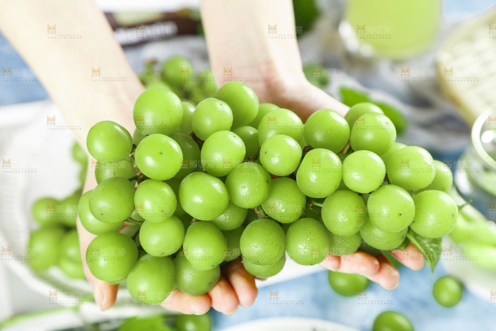 手里拿着阳光玫瑰葡萄