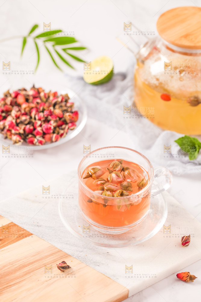 桌上放着一杯玫瑰花茶