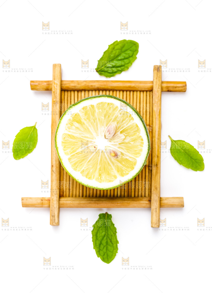 白底上的竹编里放着半个青柠檬