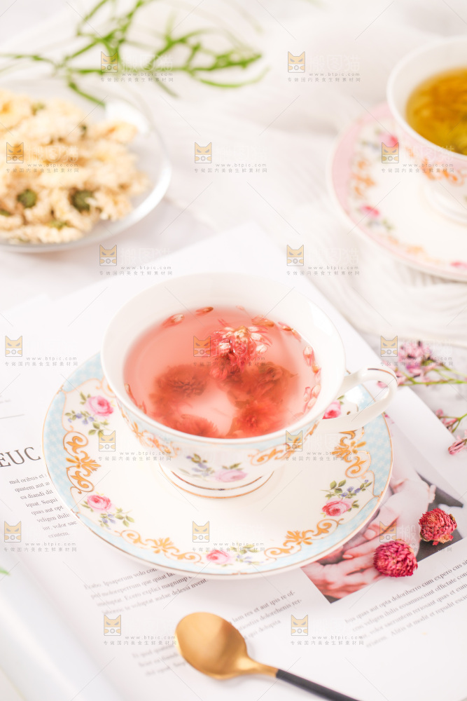 书上放着一杯千日红花茶
