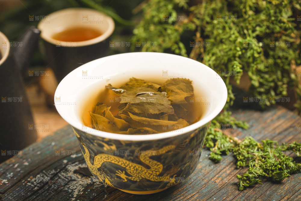 木底上放着一杯铁观音茶