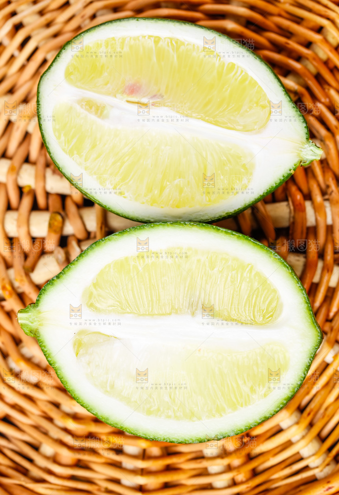 竹编上放着切成两半的香水柠檬
