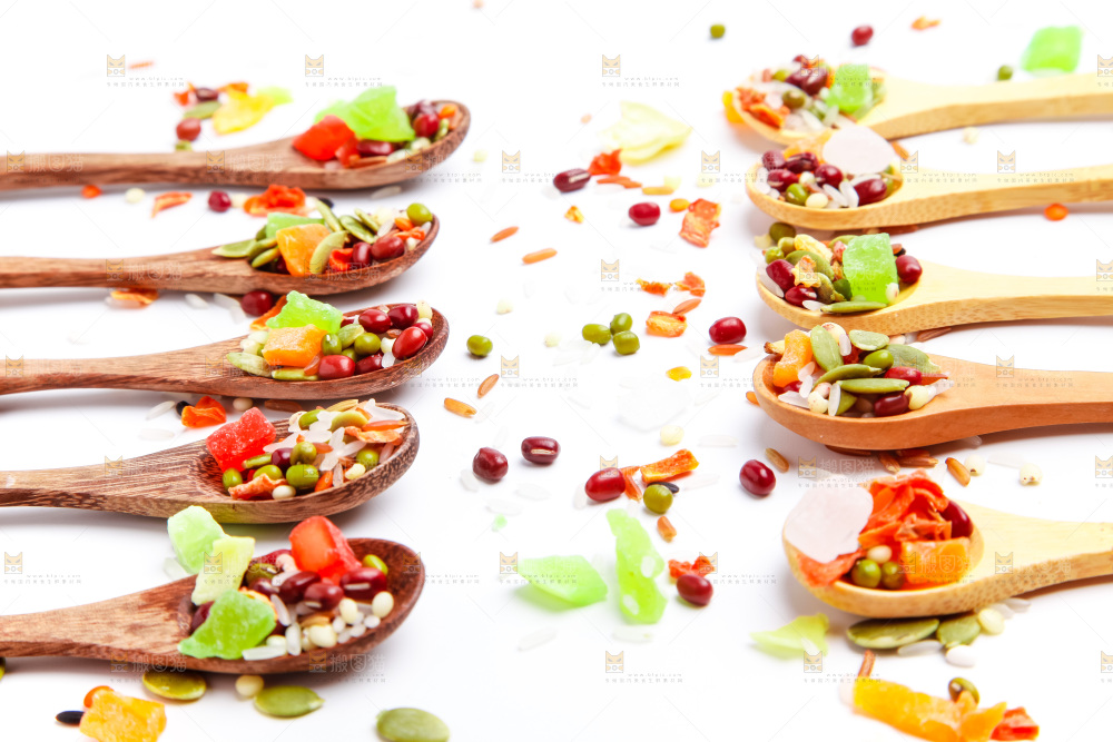 白底上摆放着水果粥食材