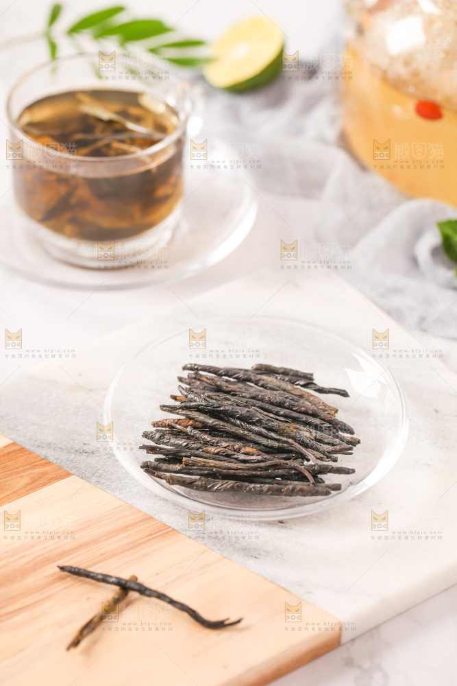 白底上放着一盘苦丁茶