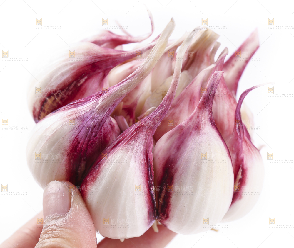 手里拿着紫皮蒜