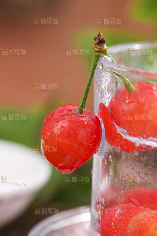 杯子里装着水晶樱桃