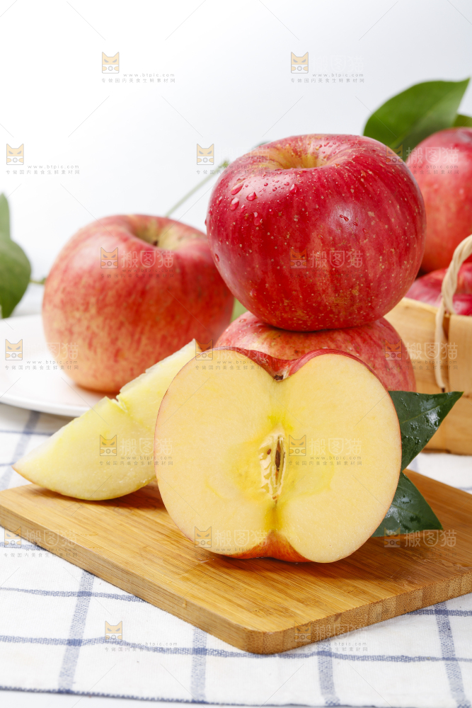 木板上的红富士苹果