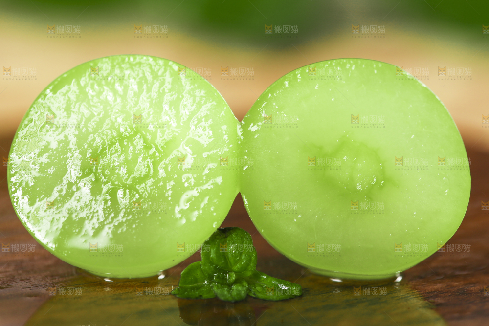 木垫上放着阳光玫瑰