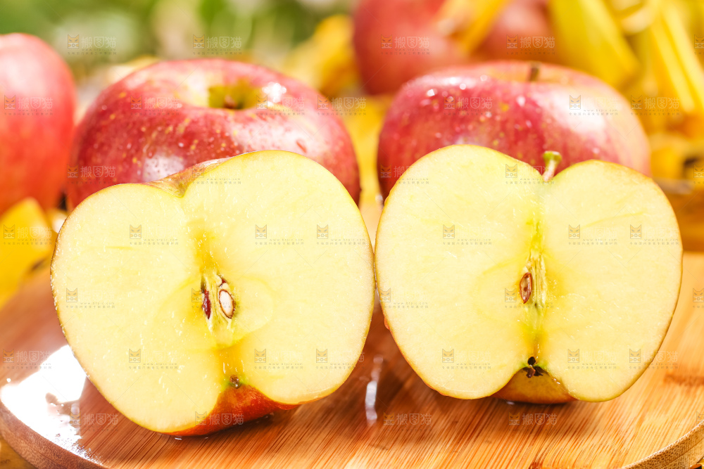 叶子上放着新疆丑苹果