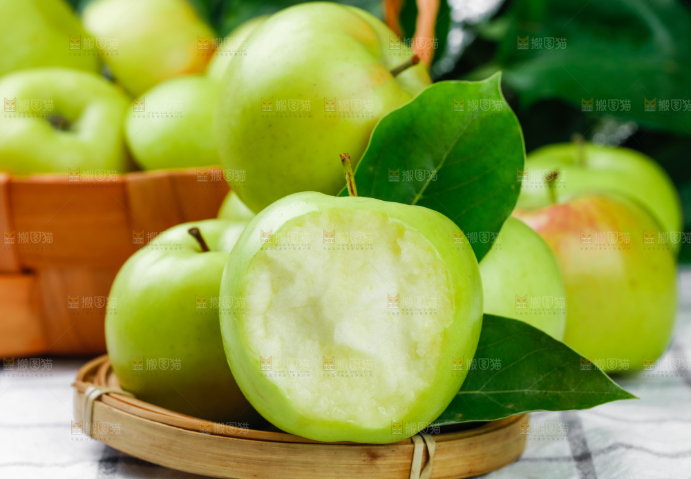 浅底上放着陕西嘎啦苹果