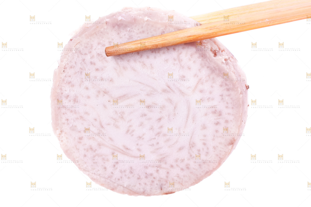 筷子夹着切块的大芋头