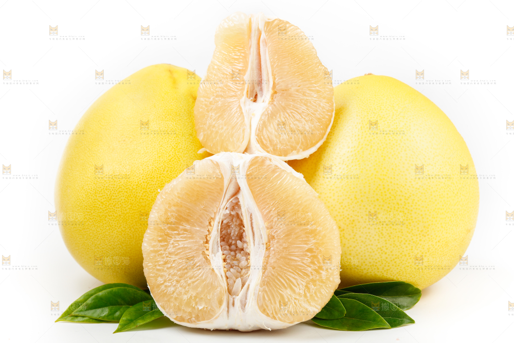 白底上盘子里的蜜柚