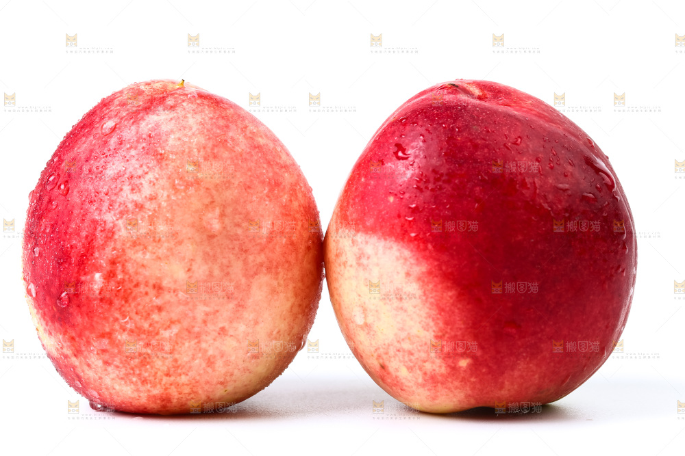 白底上摆放着油桃