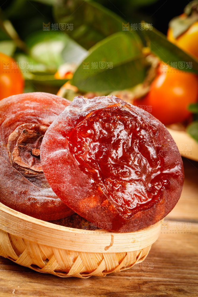 篮子里装着干柿饼