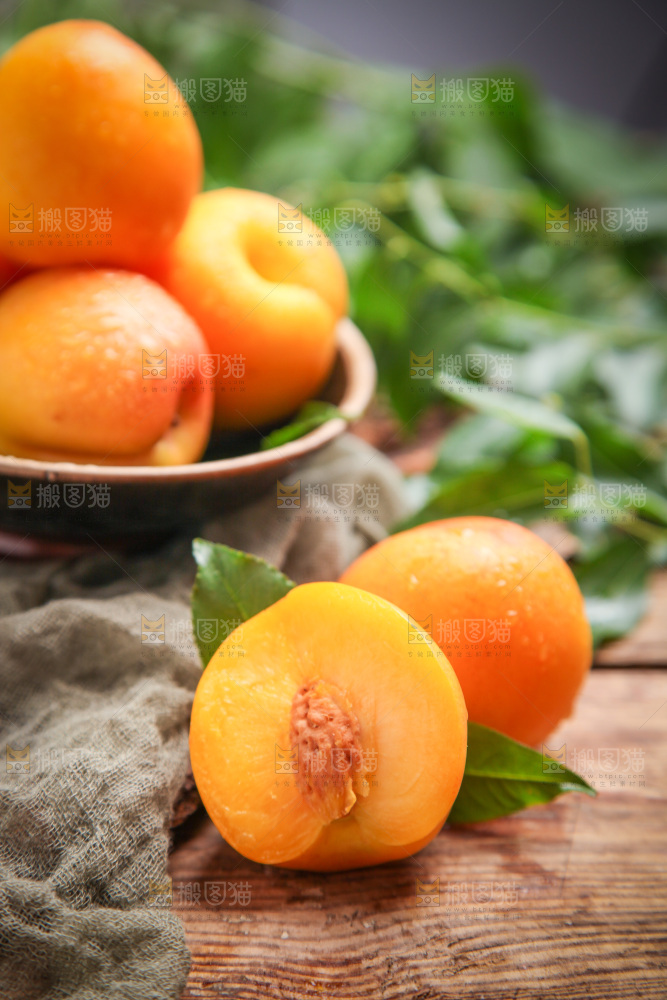 木底上摆放着黄油桃