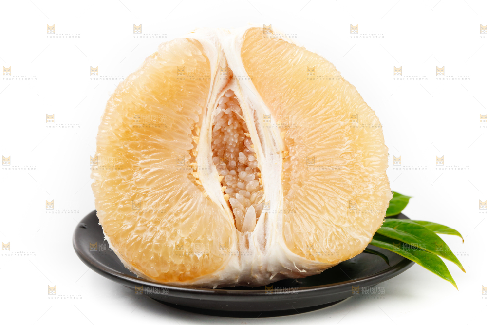 白底上盘子里的蜜柚