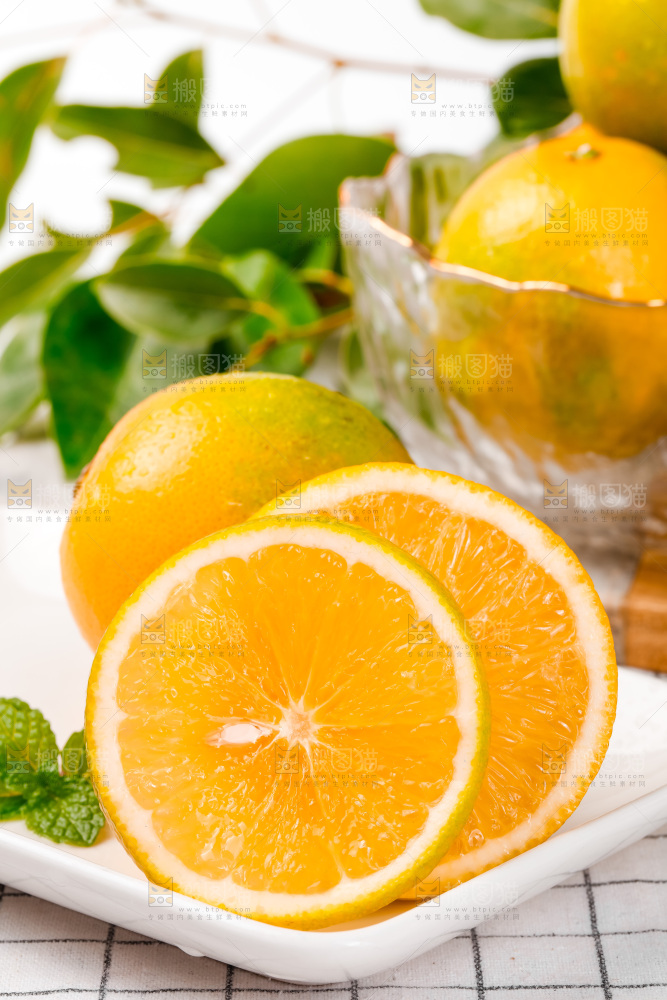 白格子底上放着实建褚橙