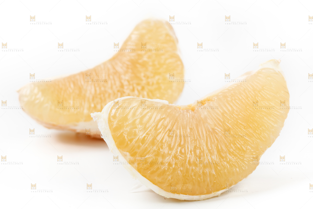 白底上盘子里的蜜柚