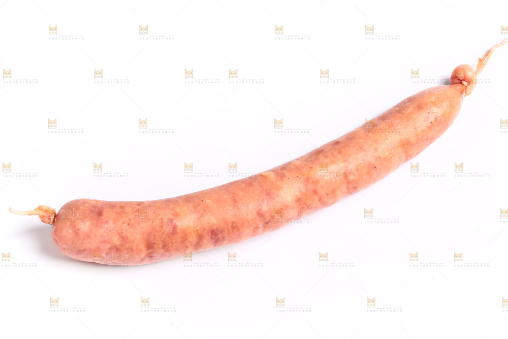 白底上摆放着肉肠