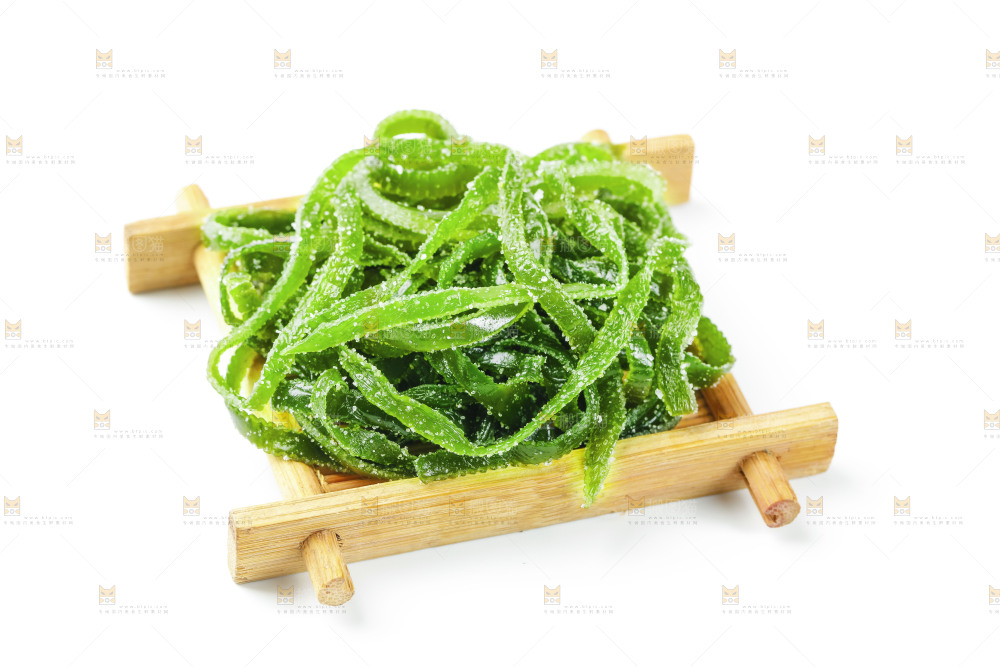 白底上摆放着盐渍海带丝