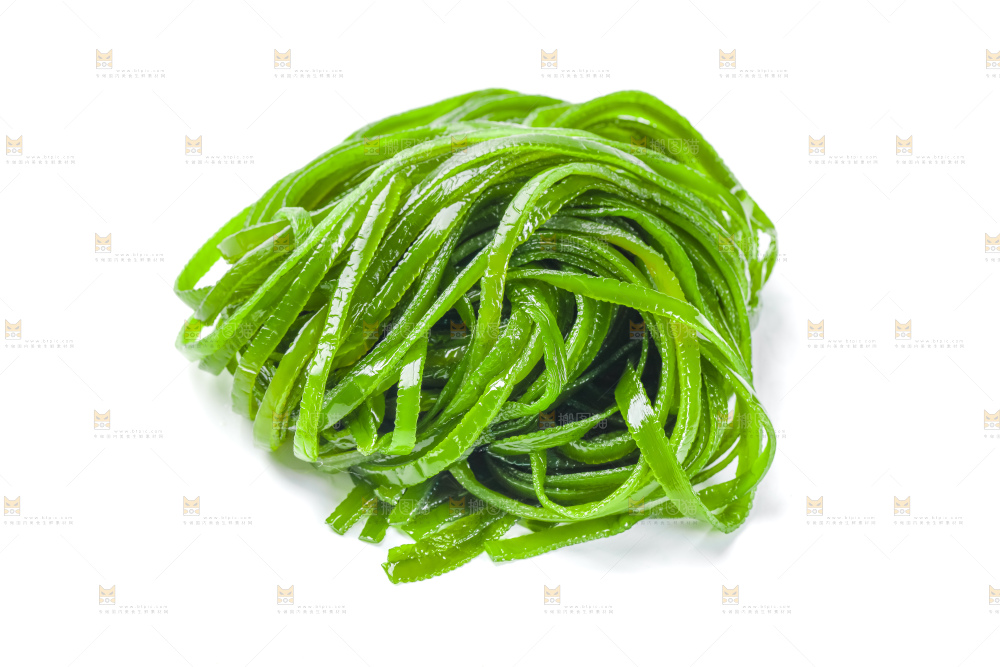 白底上摆放着盐渍海带丝