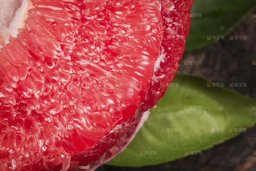 木底上的红心柚果肉