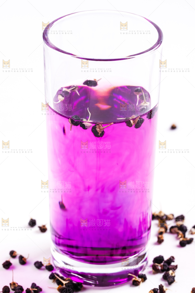 杯子里装着黑枸杞茶