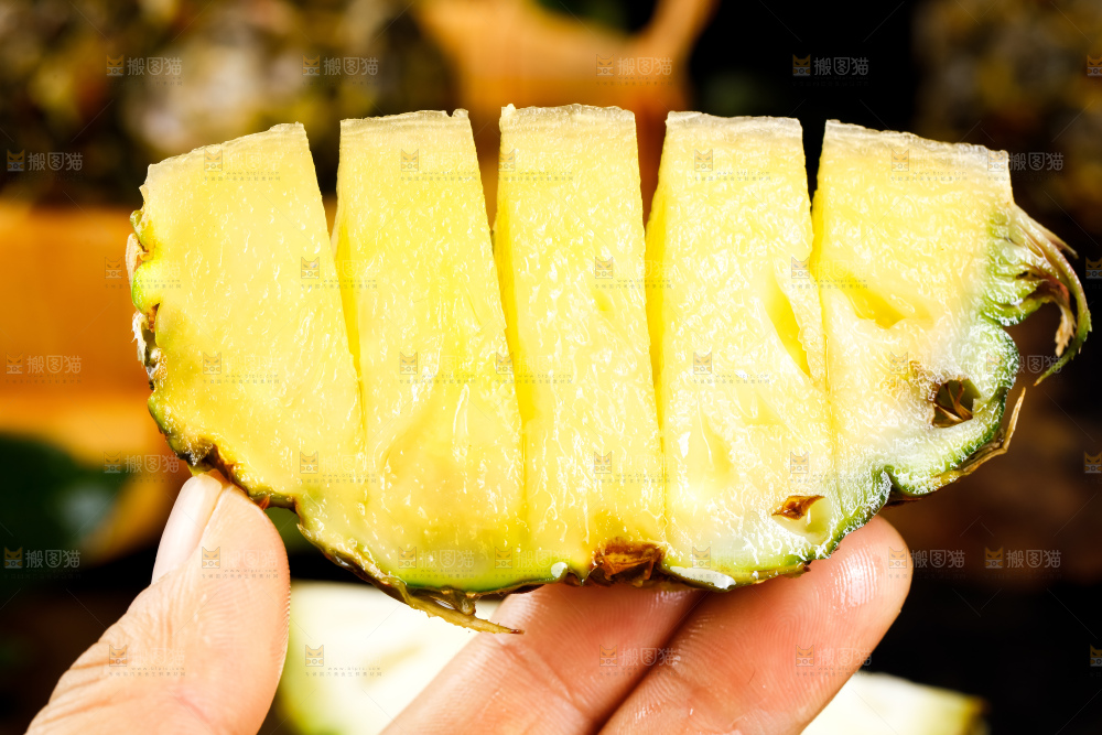 手里拿着新鲜小菠萝