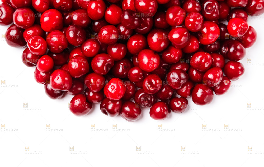 白底上堆放着樱桃