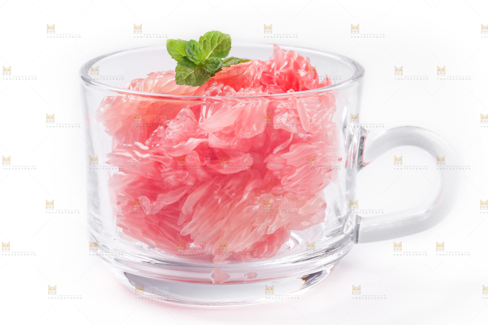 白底上放着红柚果肉