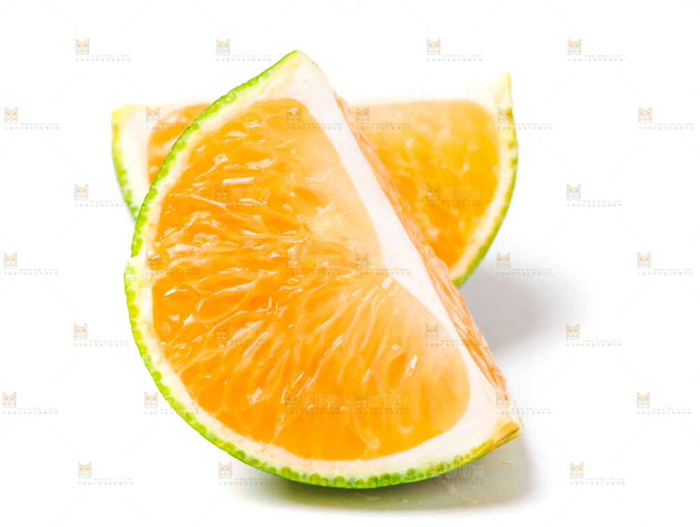 白底上放着蜜橘