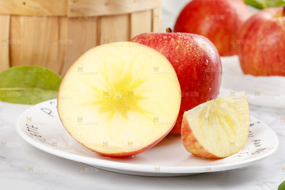 盘子里的新鲜苹果