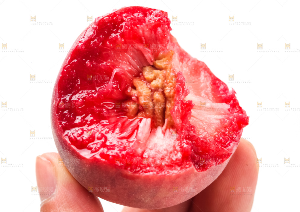 手里拿着胭脂红桃子