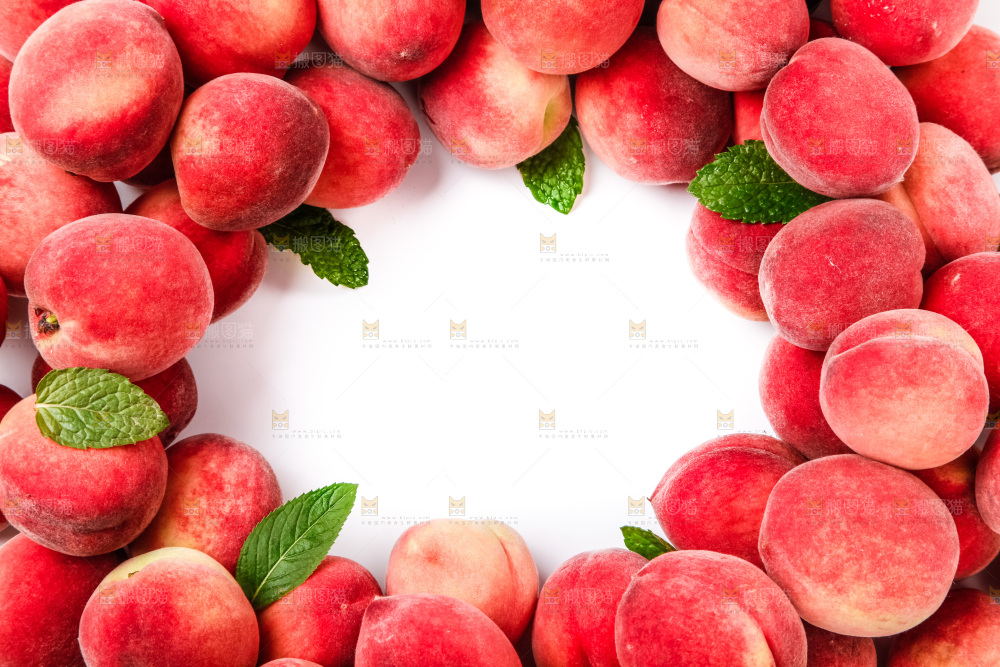 白底上摆放着蜜桃