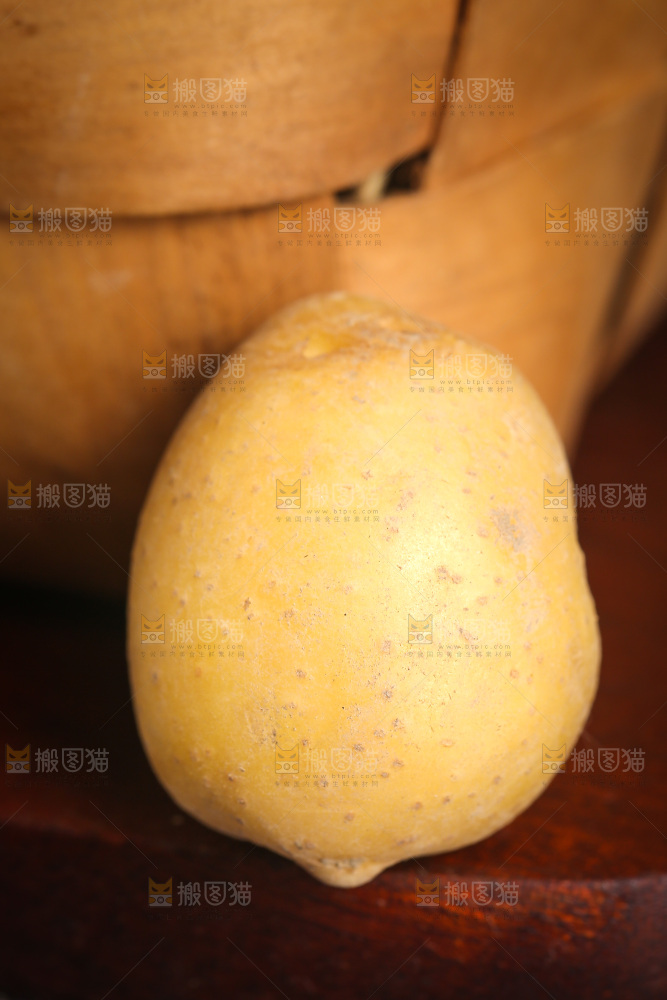 木底上的小土豆