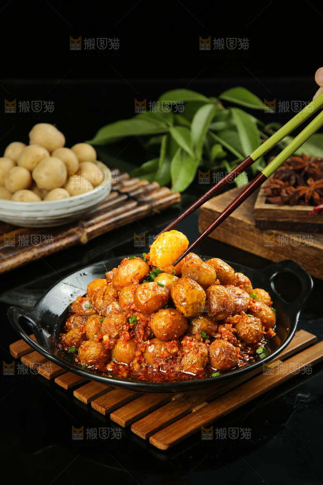 筷子上夹着黄心小土豆