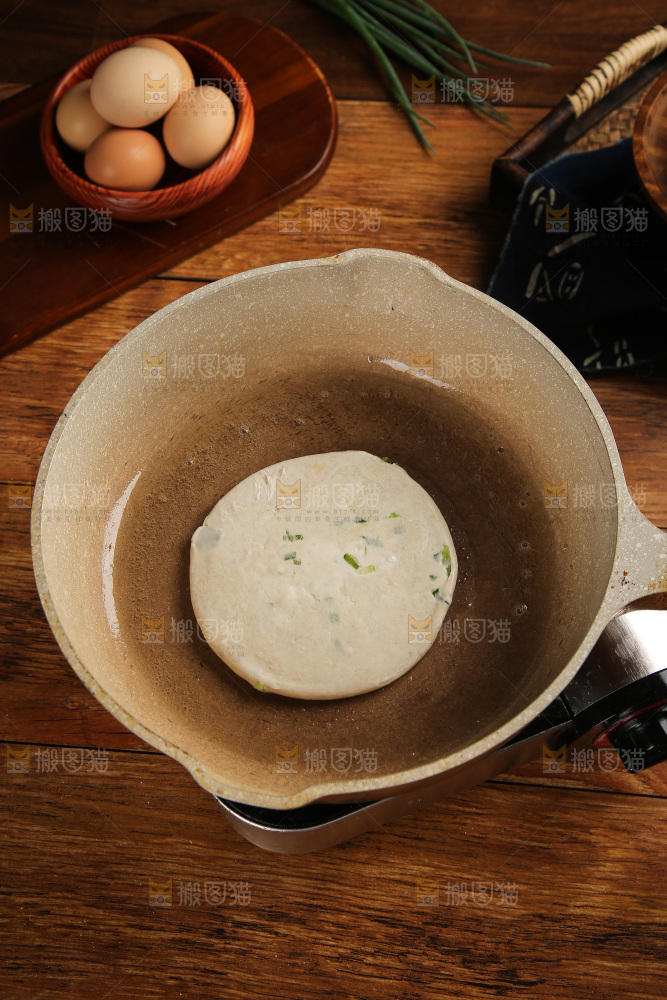锅里煎着葱油饼