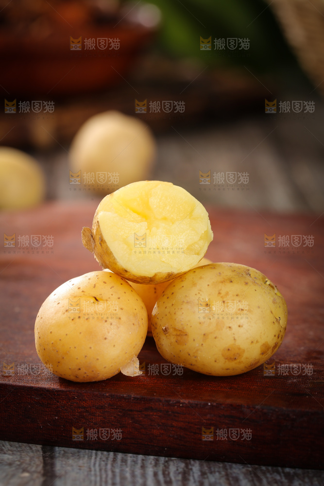 木板上的小土豆