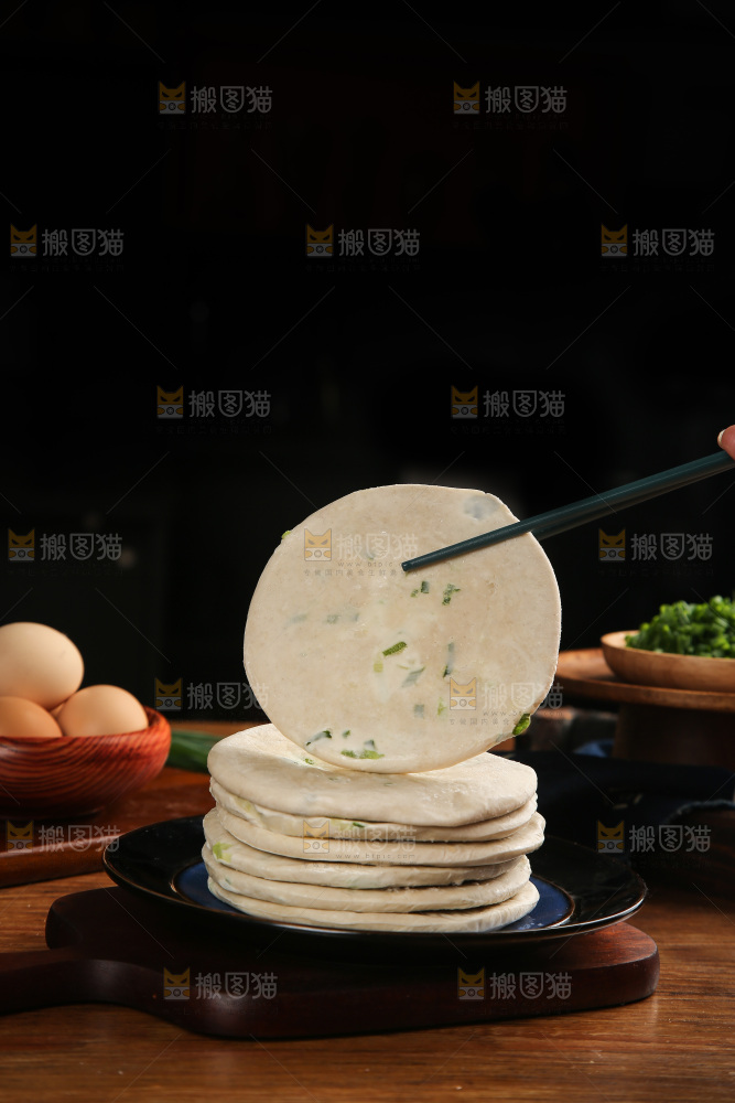 筷子上夹着葱油饼