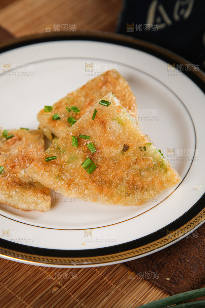 盘子里放着煎饼