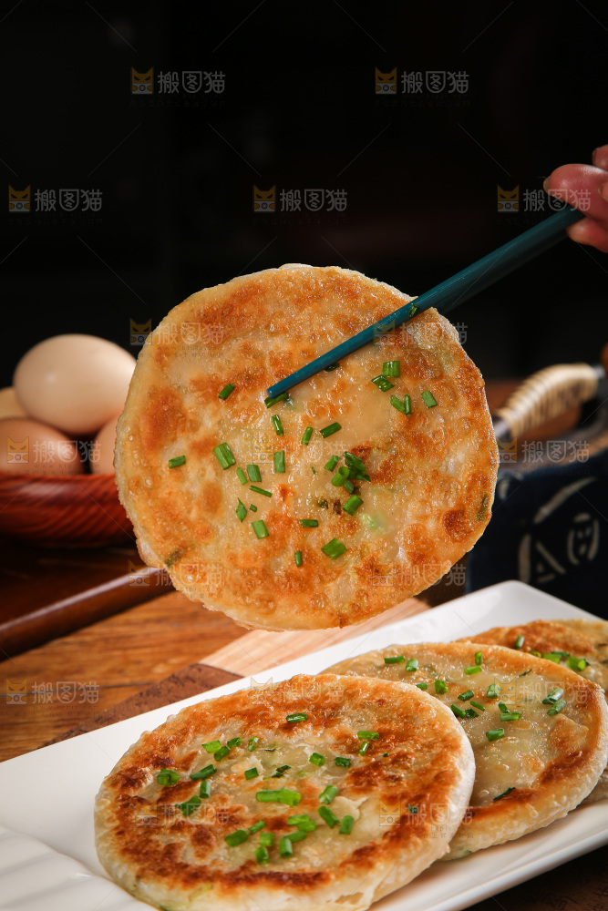 筷子夹着葱花饼