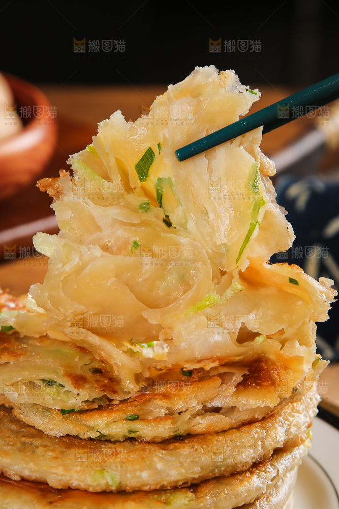 筷子夹着葱花饼