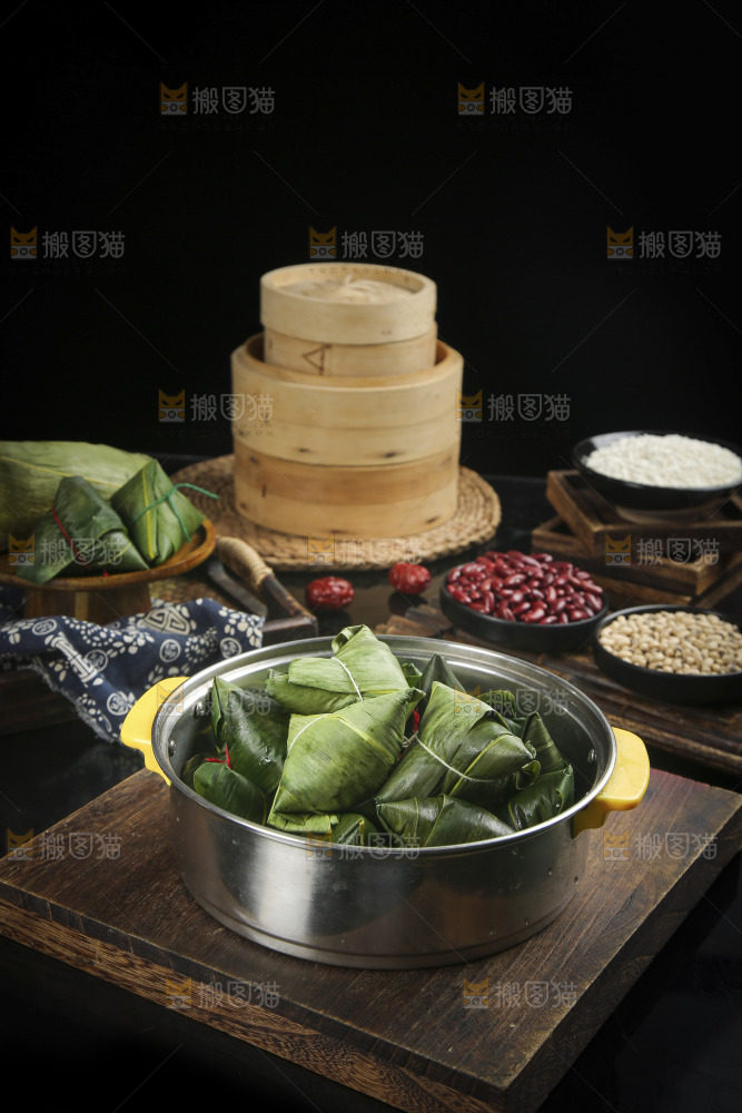 木底上放着一笼粽子