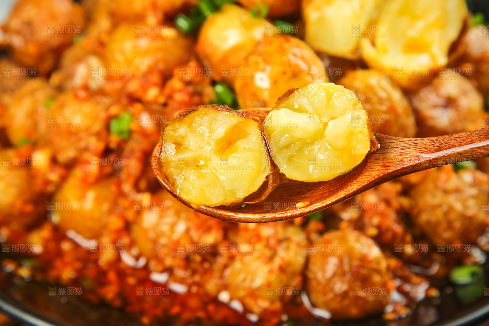 勺子上舀着小土豆