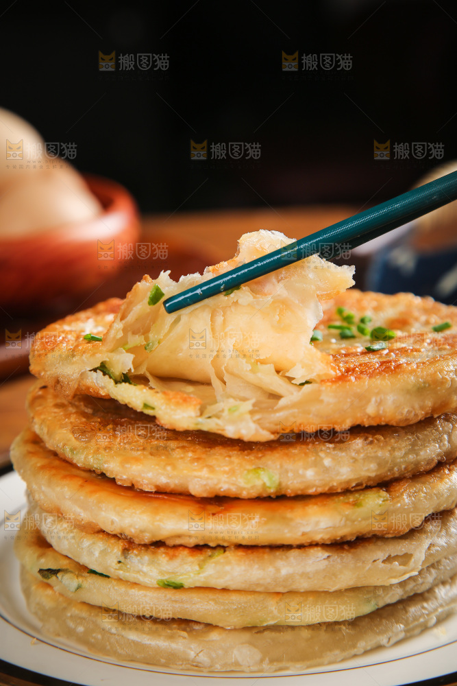 筷子夹着葱花饼