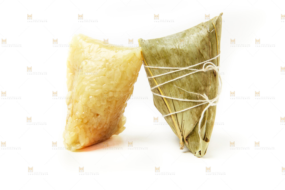 白底上放着粽子
