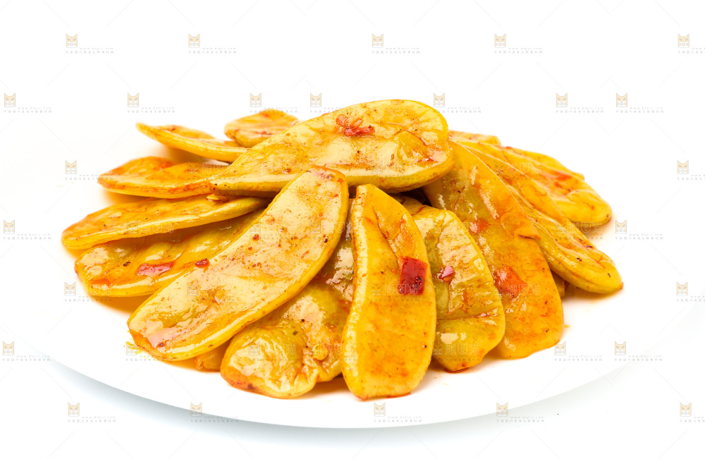 白底上放着一盘酸豆角