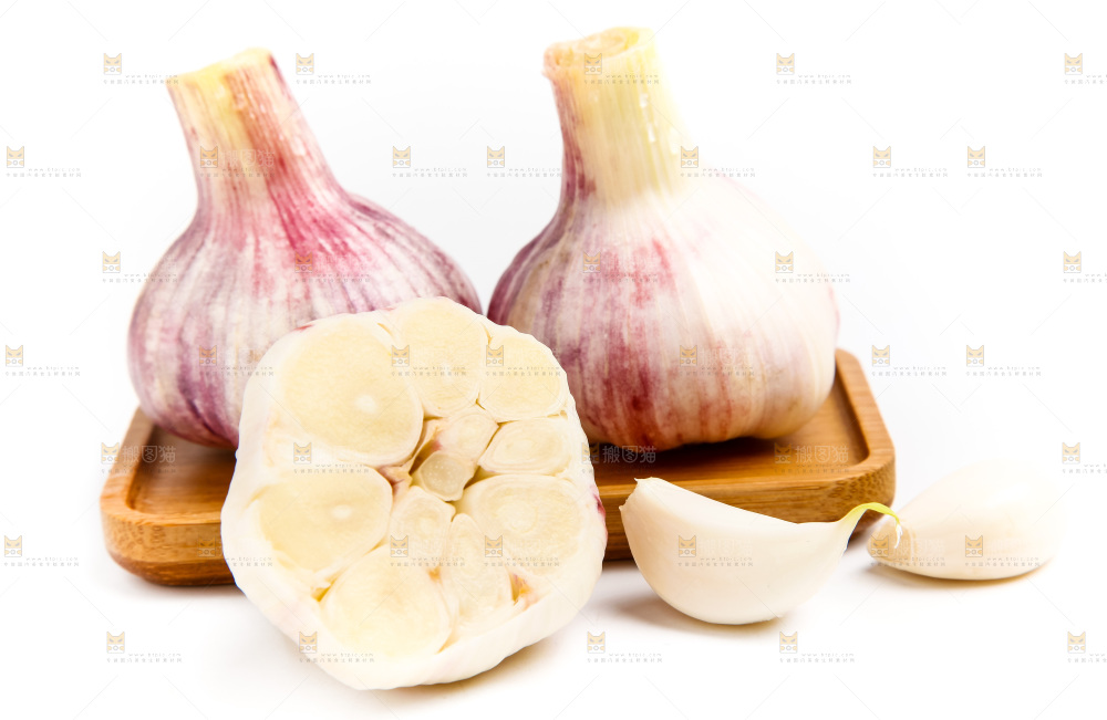 白底上的大蒜