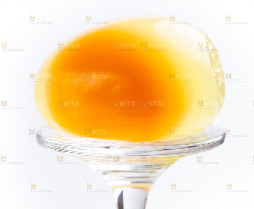 玻璃杯上放着溏心变蛋